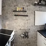 Yksio Kilometri Jokirannasta Forilta