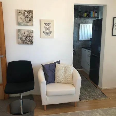 Yksio Kilometri Jokirannasta Forilta