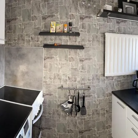 Yksio Kilometri Jokirannasta Forilta
